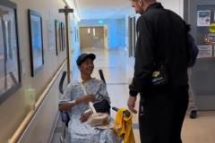 東契奇隨湖人隊(duì)前往醫(yī)院與病人友好互動(dòng)。