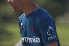 輸球后的梅西看到鏡頭后微微一笑，隨后緊皺眉頭離開了現場