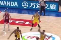 這音效太搞了！此刻球場上的球員們達成了莫名的默契！