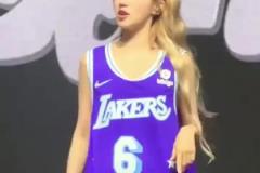 宋雨琦穿勒布朗的球衣真的很可愛啊！