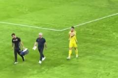 征服對手！C羅下場進行治療時，新月球迷為其獻上掌聲