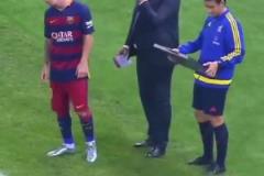 伊鎮門將整大活接回傳球差點漏入球門，隨后全隊堵門