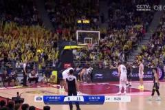 有點離譜！王哲林罰球三不沾，周鵬吐槽：大王一定是覺得罰球太簡單了，不想進