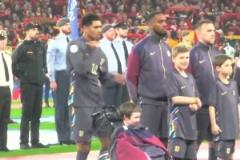 太暖了！姆巴佩彎腰聽小朋友講話！網友：1.6億的姆巴佩全是優點