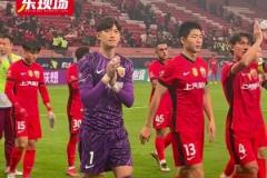 茹薩邀請(qǐng)維塔爾加入“氣氛組”，因傷被換下的古斯塔沃一同來(lái)謝場(chǎng)