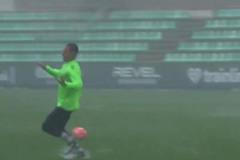 男人的快樂~安東尼和隊友淋著大雨備戰(zhàn)巴薩，一起快樂滑行