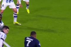 姆巴佩這球真的不講理啊！背身防守又如何，我全身都是假動作！