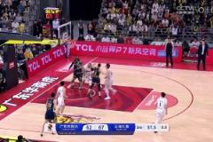 這球感真的無敵了！面對助教扔過來的水瓶，C羅居然用腳停到手里