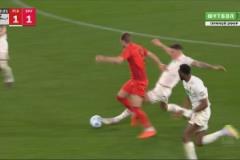 拜仁多打一人！澤西格爾放倒凱恩，兩黃變一紅被罰下場！