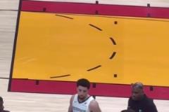 皮蓬前妻昨日帶女兒到現場觀看小皮蓬比賽，還給兒子送上親吻！