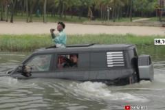 甲亢哥體驗比亞迪仰望U8水下系統(tǒng)，現(xiàn)場驚呼這東西太牛了