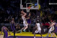 疼死了！奧利尼克突破一記大鐵膝直接頂到海斯襠部，后者痛苦不已