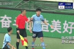 王鈺棟摔球染黃??黃健翔：助理裁判就在旁邊，解說：要控制情緒