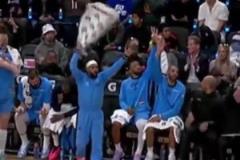 把毛巾揮出新境界！米爾斯：出門在外，戲份都是自己給的