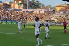 實(shí)拍：小圖拉姆踢呲變吊射進(jìn)球，自己都繃不住了