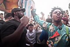 俯拍維尼修斯失點(diǎn)瞬間，姆巴佩貼心上前安慰，維尼環(huán)顧四周