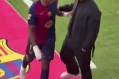 球迷拍攝拉菲尼亞賽后向裁判發(fā)火，弗里克和特爾施特根勸解