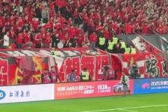 現(xiàn)場的上港球迷高喊：馬寧進(jìn)監(jiān)獄！