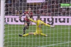 米蘭連續傳球配合！特奧小角度打門被德赫亞撲出！