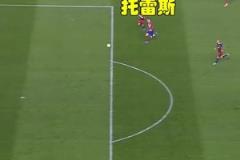 是什么讓西蒙斯瞬間變臉？原來是梅西準備上場了！