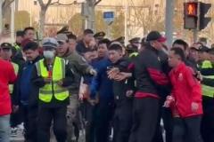 球迷先干起來！上海德比場外不和諧一幕