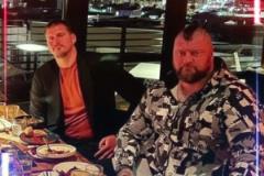 身高2米13，體重260斤的約基奇，在他哥哥面前，簡直有種小鳥依人的感覺