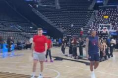 老友重逢倍感親切！39歲拉莫斯與36歲小豌豆賽前相互寒暄并擁抱