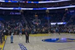 賽前庫里再次嘗試全場的投籃！此時(shí)人們還不知道本場只進(jìn)一球