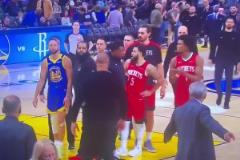 火藥味十足！半場結(jié)束回更衣室路上，庫里與烏度卡發(fā)生爭吵