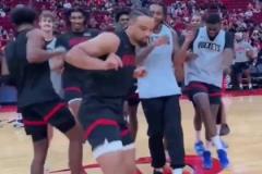 龍哥！狄龍帶著火箭眾將士球場中央尬舞 烏度卡旁邊看著笑瘋了~