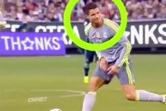 這一腳意圖不明！C羅：好家伙，你往哪踢呢？