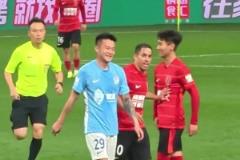 韋世豪遭到大連球員挑釁，這口型應該沒人看不懂吧