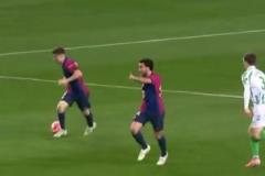 裁判為何會出現在這個位置直接被巴薩和貝蒂斯雙人包夾了