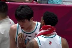 還是個(gè)孩子！楊瀚森今天打得很不順，在場(chǎng)邊似乎哭了！