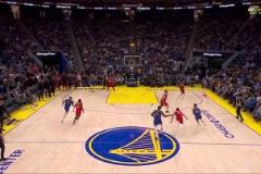 你可以永遠(yuǎn)相信！庫里節(jié)末自信飆進(jìn)超遠(yuǎn)三分全場瞬間起立！