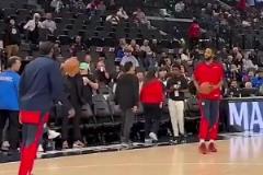 笑死！哈登只能在地面上完成的動作，小瓊斯在空中也能完成