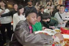 長沙文和友現場威脅鹵鵝哥：不給我起來就去重慶堵你