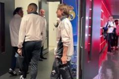 大戰在即！皇馬球員抵達酋長球場進行踩場訓練，球員表情嚴肅