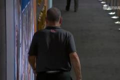 悲喜不相通休斯頓大學主帥桑普森落寞離場，不甘握拳砸墻！