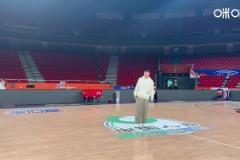 主教練正在熱身杜鋒在球隊訓練中一記中場三分手起刀落~