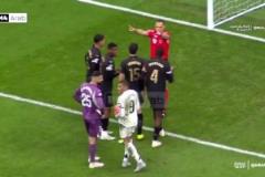 姆巴佩準備主罰點球看到維尼修斯過來，連忙把球給了他