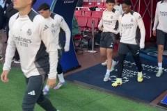 大戰一觸即發皇馬眾將抵達酋長球場踩場訓練