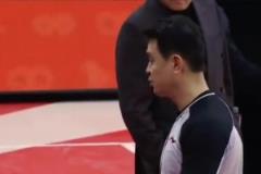 這是睡衣還是睡裙？米利唐女友這起床的擺拍動作也太不嫻熟了