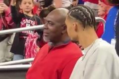 文班看起來恢復得不錯啊，心情也挺好