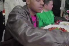 甲亢哥都制止不了！文和友綠衣服男對鹵鵝大樹的態度極不友善