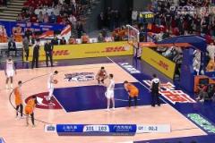 皇馬2-5巴薩賽后謝場時，維尼修斯嬉皮笑臉被球迷吐槽