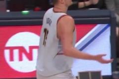 杜蘭特：踏馬的他們偷聽?wèi)?zhàn)術(shù)，還能吹我T，沒天理