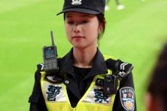 這顏值這氣質！上海德比大戰賽場上的新警小姐姐，警花沒跑了