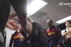 被隊員瘋狂潑水慶祝！重溫馬龍成掘金隊史執教勝場第一的美好時刻