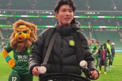 國安2-0戰勝浙江賽后：小將范雙杰帥氣謝場，領鼓工體戰吼